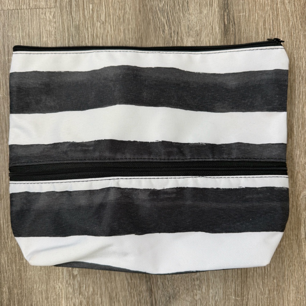 NEW Thirty-One Pouch